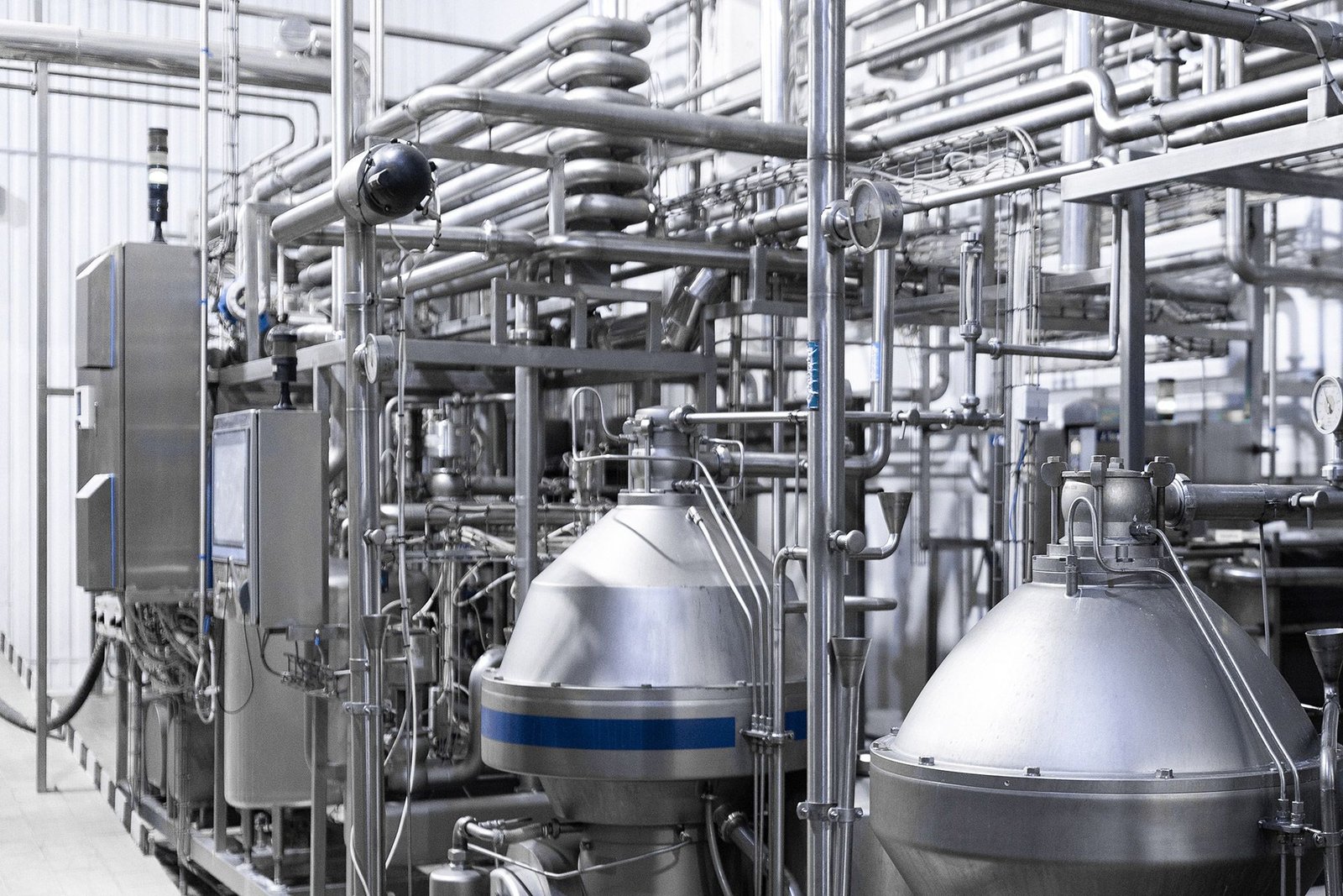 Edelstahltanks und Rohrleitungen in einer Industrieanlage